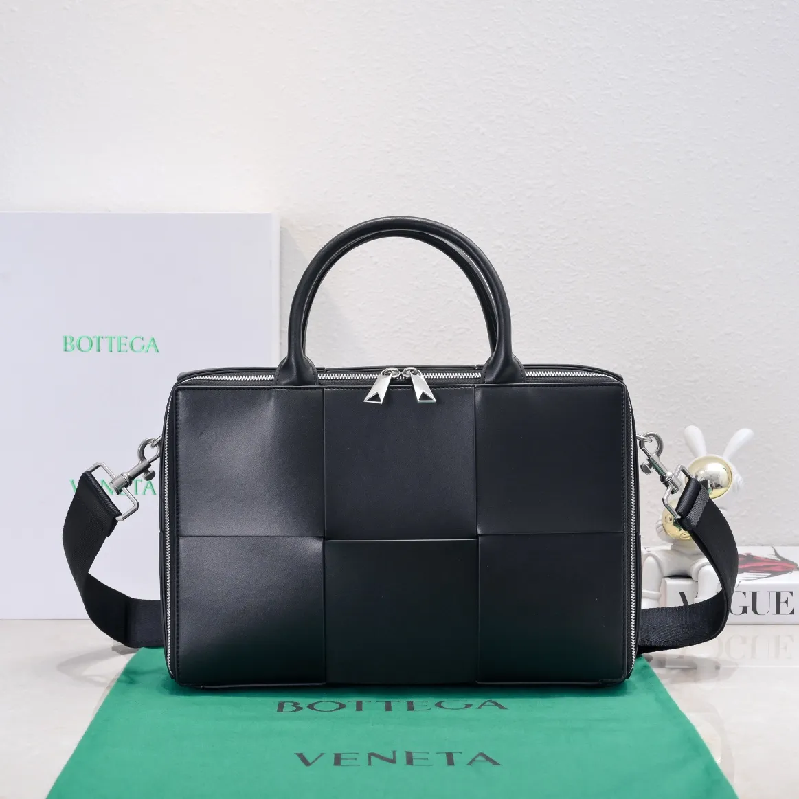 Batch 1880 Bottega Veneta large-lattice men's briefcase. The briefcase is a "value-for-money equipment" that all boys must have as soon as they step out of school. Whether you need to go to the office or go out to discuss business, nothing can better reflect your good taste and financial strength than a simple and elegant briefcase. It can be carried on one shoulder or cross-body to meet your different needs. The capacity is also super 🉑️ Style number: 6801 Size: 36*24*7.5cm